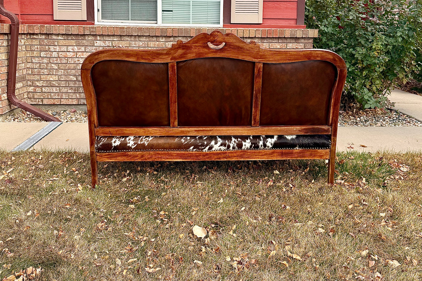 Genuine Cowhide & Leather
Settee