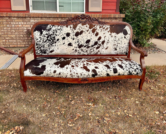 Genuine Cowhide & Leather
Settee
